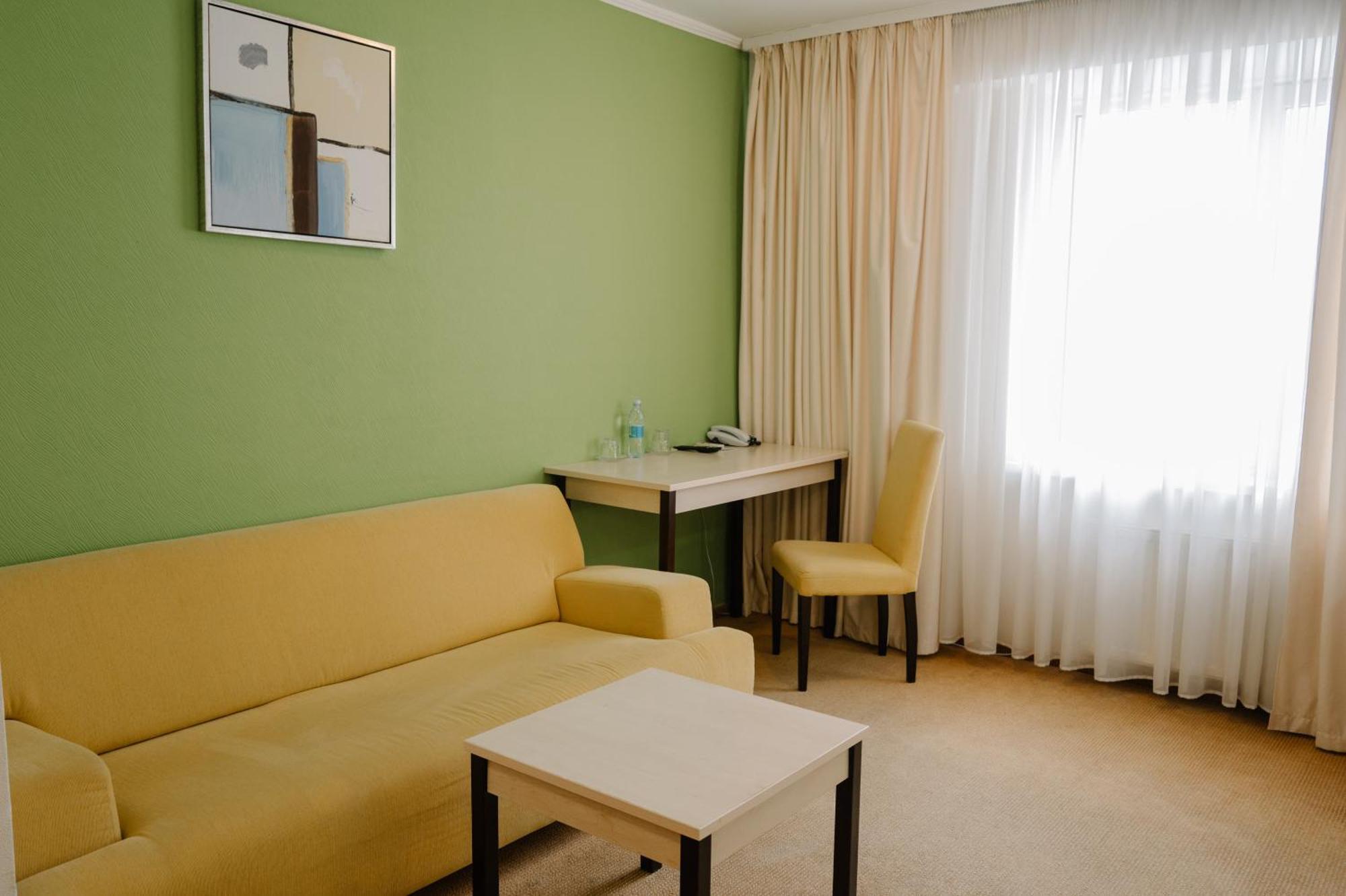 7 Days Hotel Kamyanets-Podilskyi Esterno foto